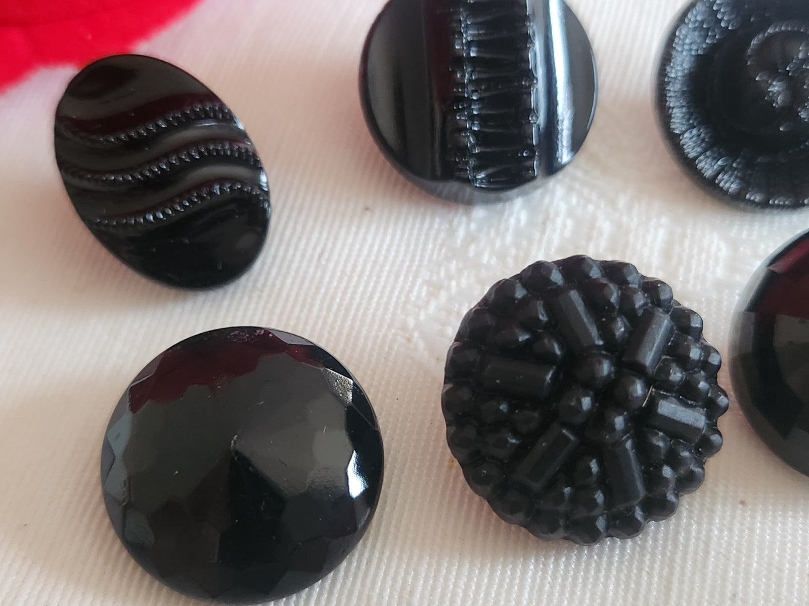 Lot 6 boutons anciens vintage  en verre noir  panaché 1,7/1,8 cm ref 6239