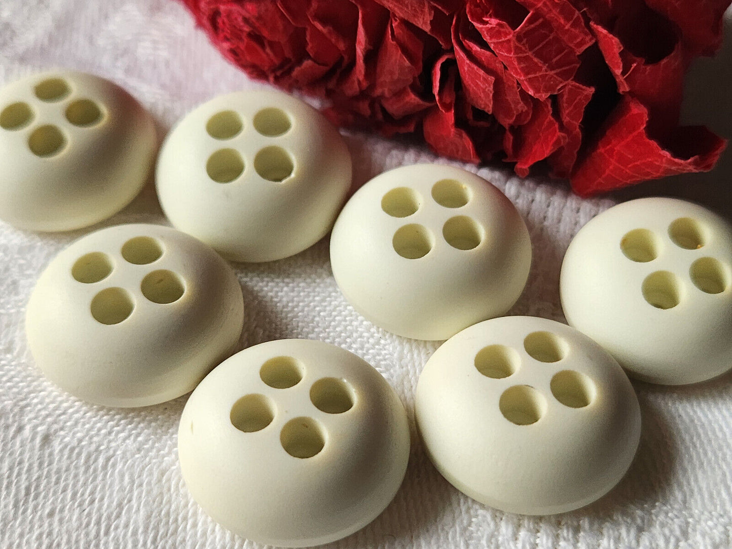 Lot 7  boutons vintage blanc créme bombé à trous 2 cm ref 1434