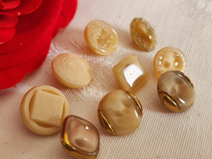 Lot 9 boutons anciens en verre beige / sable   panaché 1,1 à 1,4 cm ref 6346