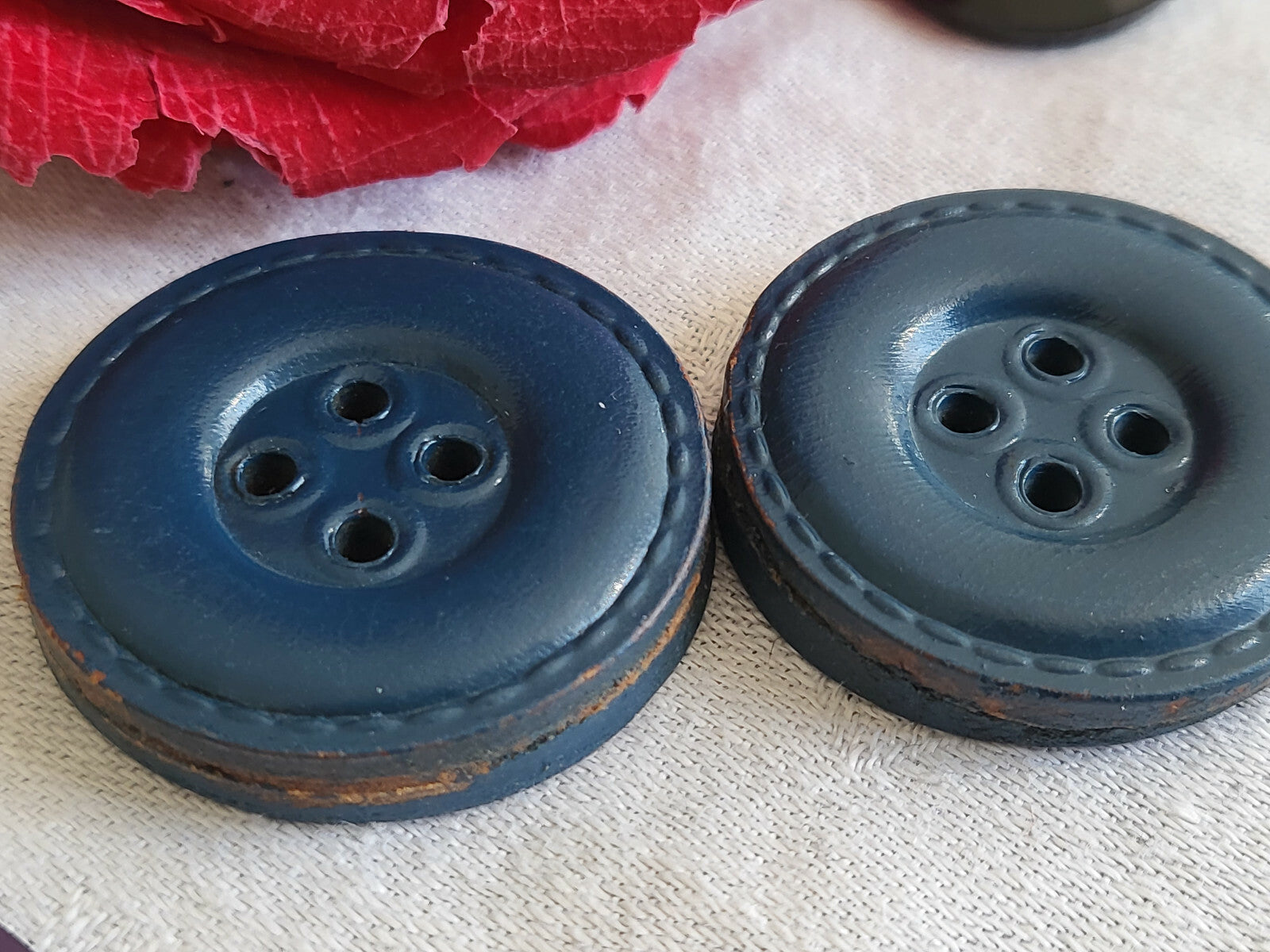 Duo gros boutons anciens en cuir bleu pourtour travaillé  3,1 cm D15T