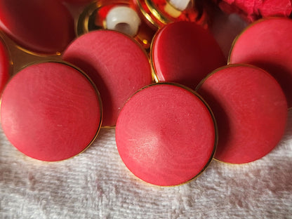 Lot 7 boutons vintage rouge mat veiné pourtour métal pied 1,8 cm ref 5859