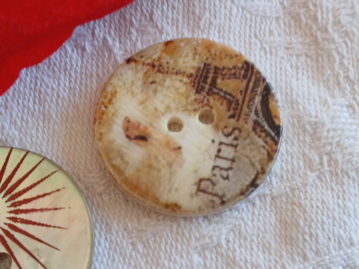 Duo boutons en nacre à trous motif paris 2,8 et 2,6 cm D16F