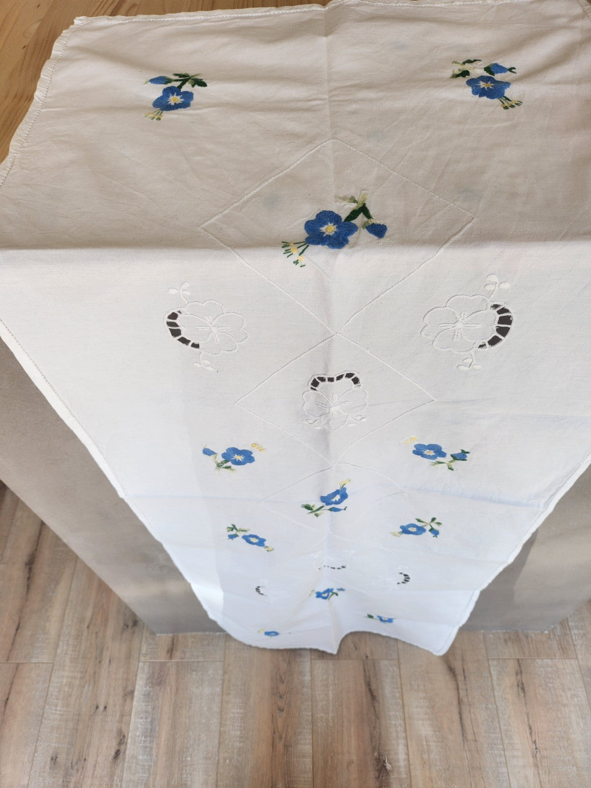 Long chemin de table ancien broderie bleue main 150 cm sur 52 cm B7