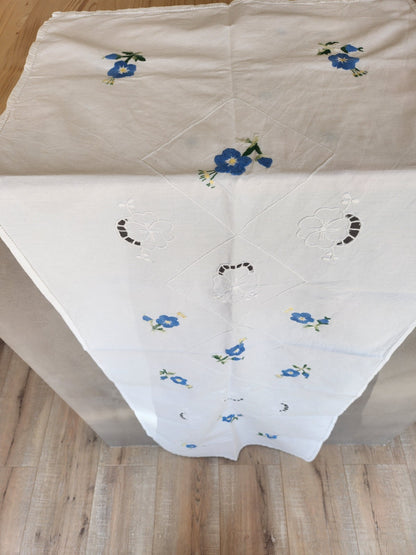 Long chemin de table ancien broderie bleue main 150 cm sur 52 cm B7