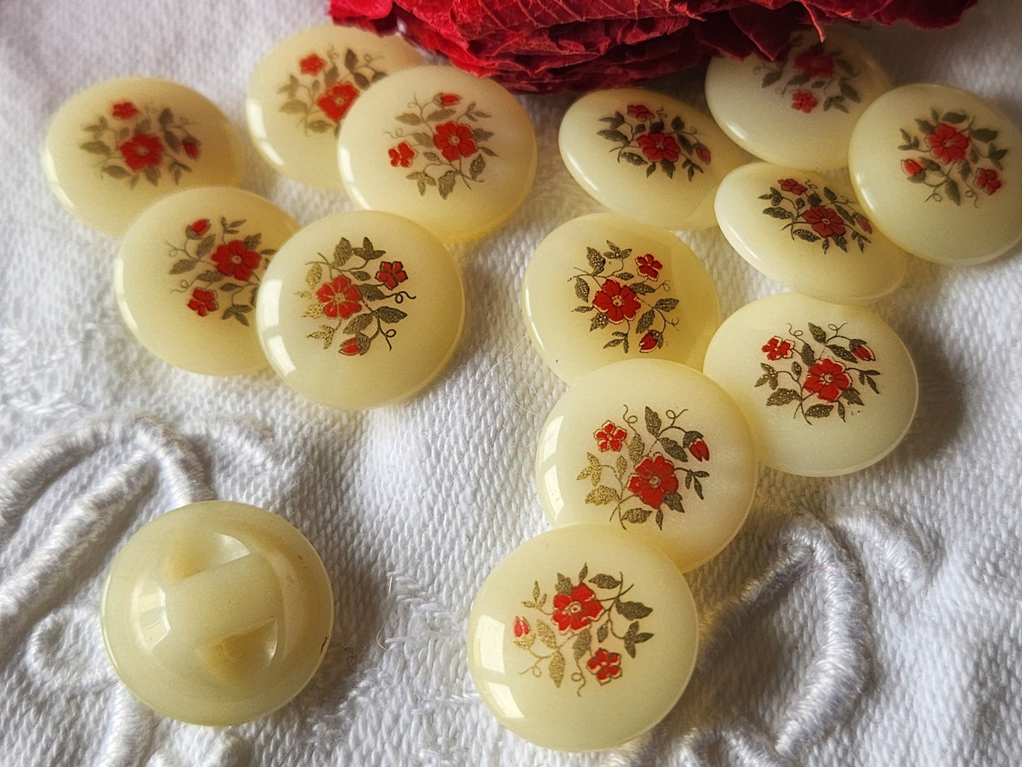 Lot 14 jolis boutons creme  bouquet de fleur pied 1,5 cm ref 5831