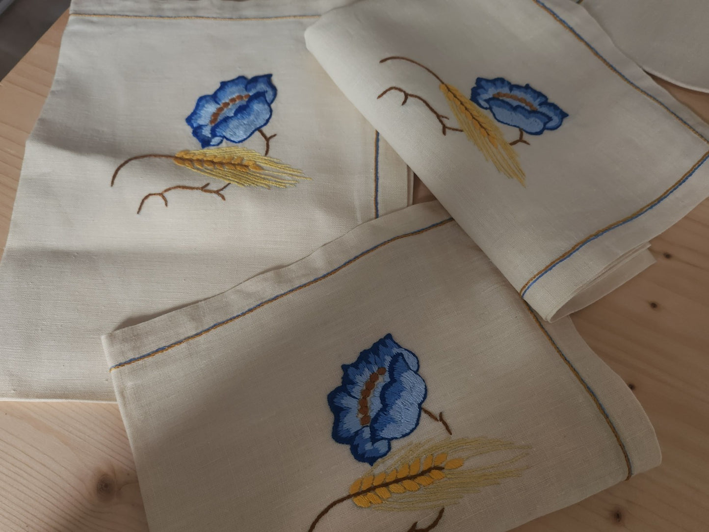Lot 6 serviettes jamais utilisées beige broderie fleur bleu main superbe B8