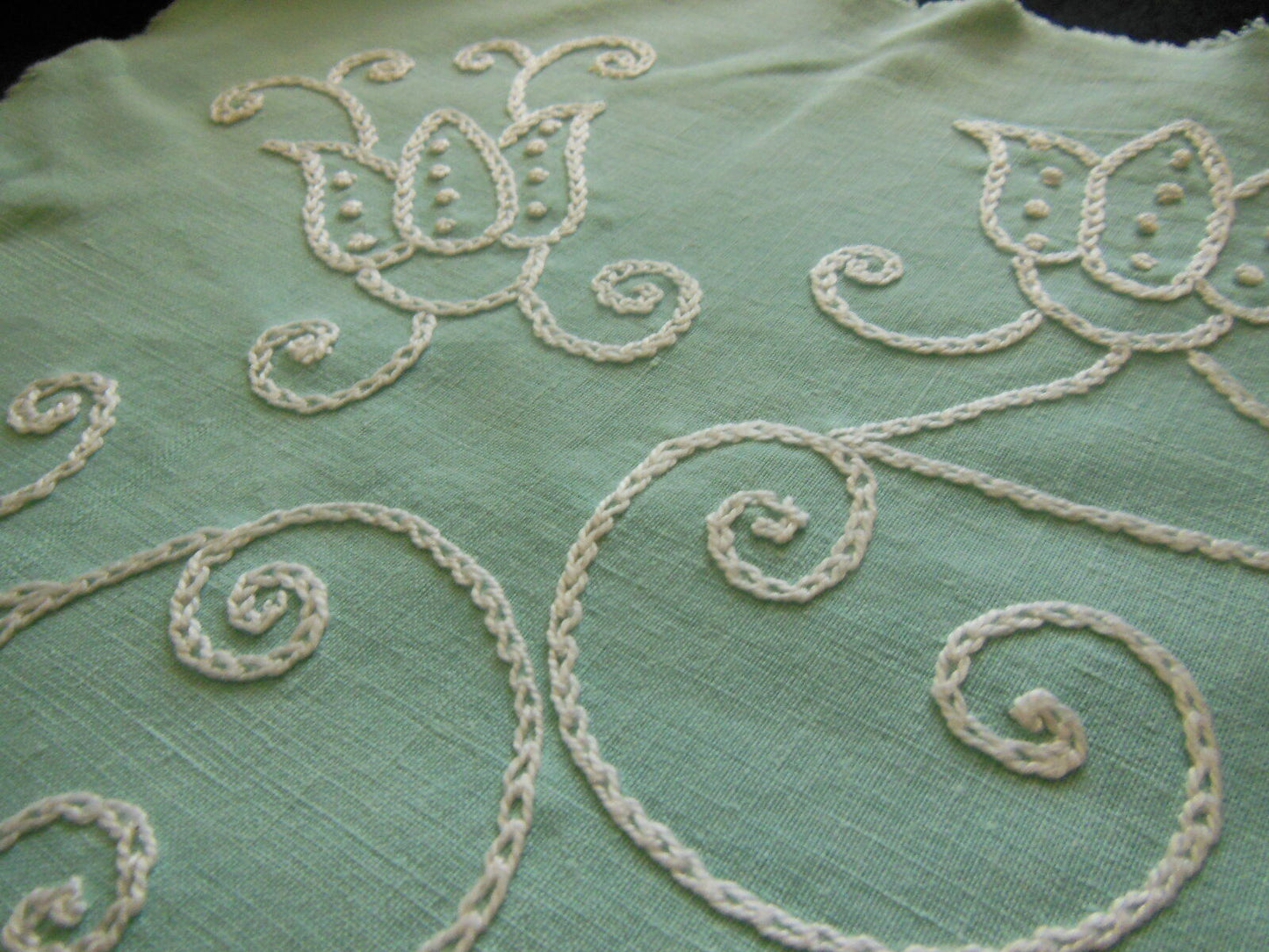 Longue broderie ancienne main vintage fond vert recup incrustation B7