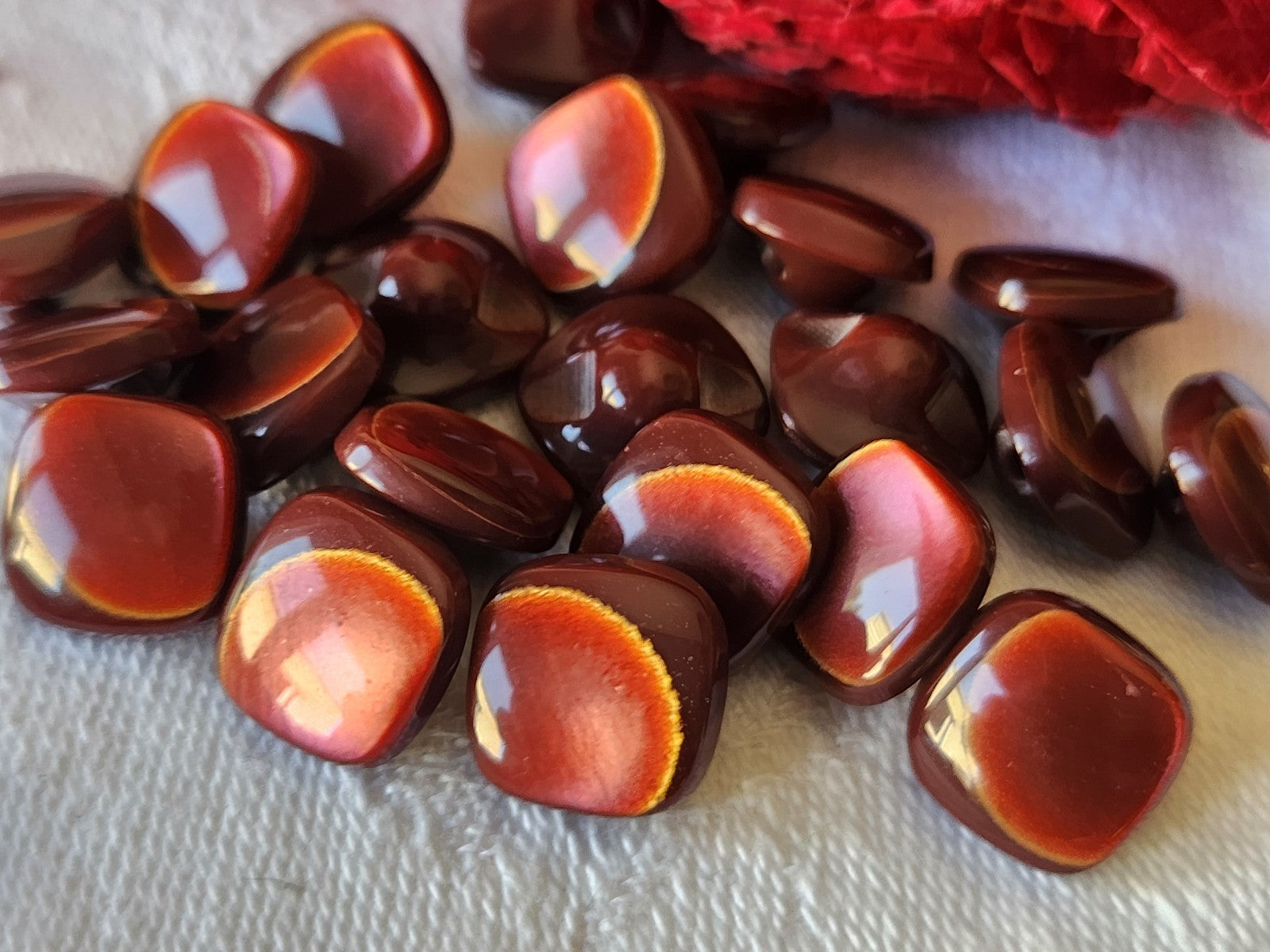 Lot 18 mini  boutons vintage à pied jolis marron /lie de vin   1 cm ref 5264