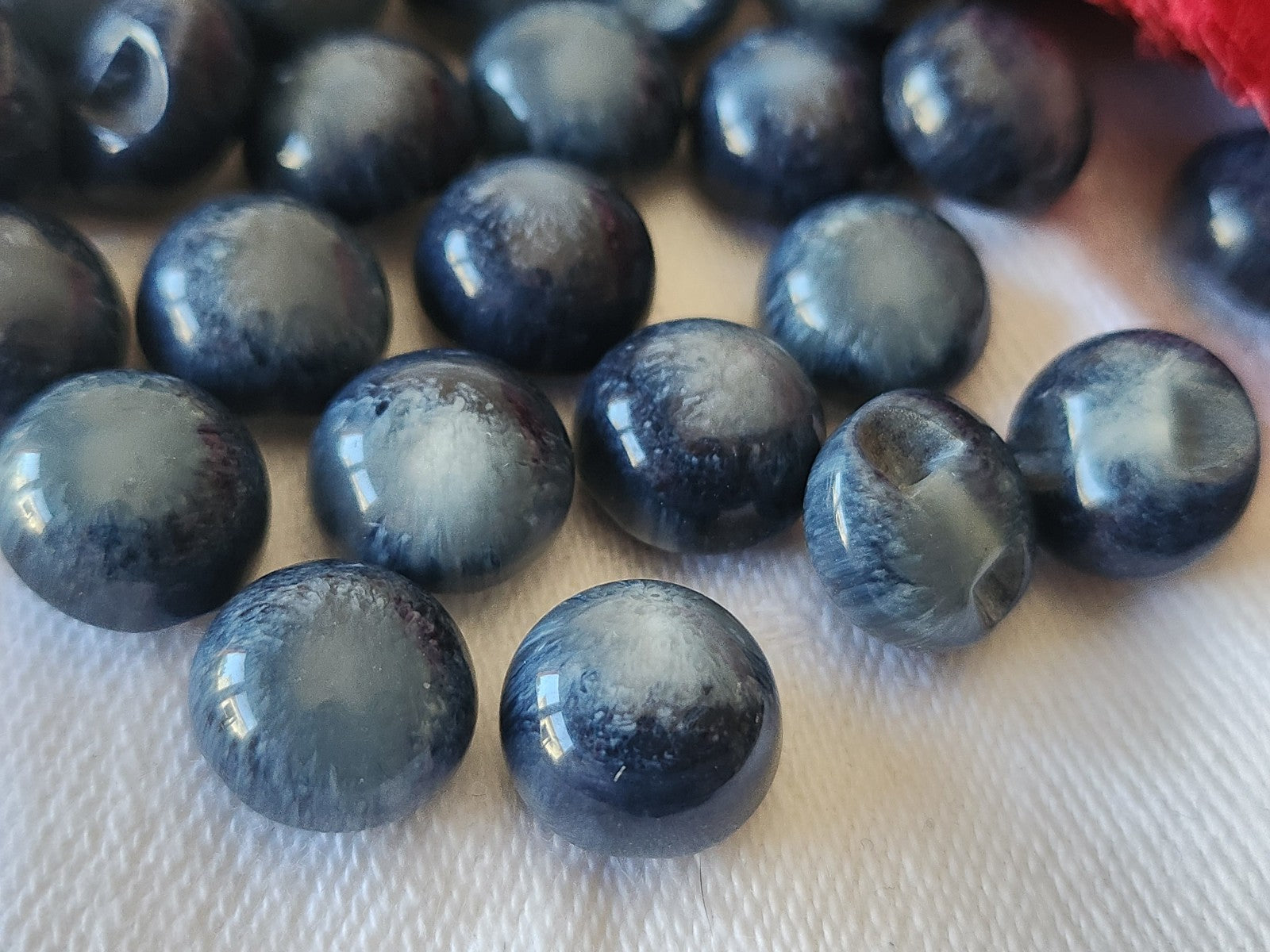 Lot 20 boutons vintage petits bleu foncé 1,1 cm pied bombé ref  5074