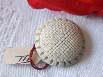 Boutons ancien passementerie créme  étiquette pied  2,4 cm D3J