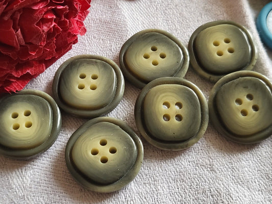 Lot 7 boutons vintage effet corne gris crème trous  2,2 cm ref 2789