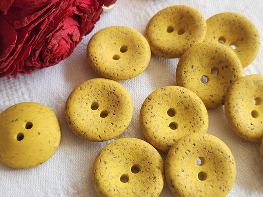 Lot 11 boutons vintage jaune mat effet  poreux 2,2 cm trous ref 1279
