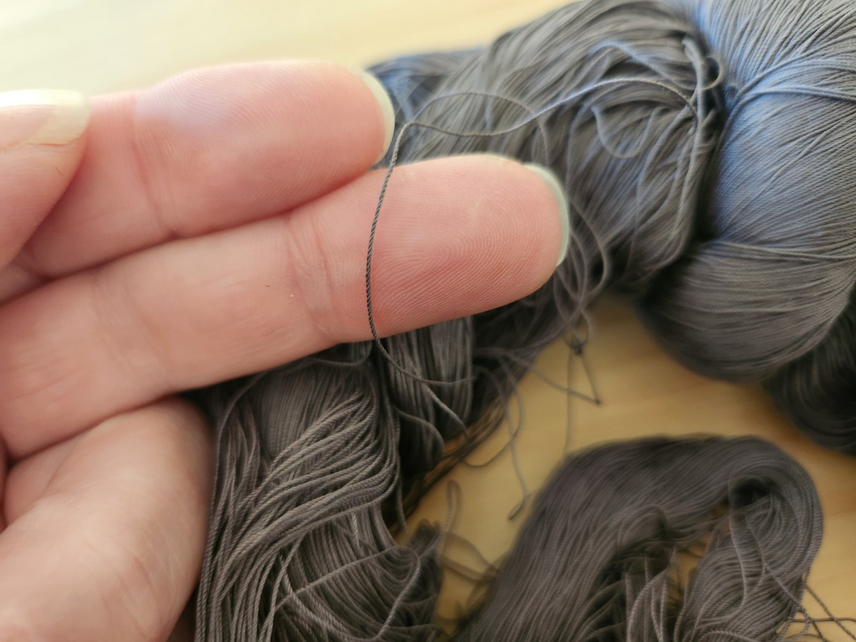 Enorme écheveau de fil ancien gris foncé  80 grammes mercerie couture B8
