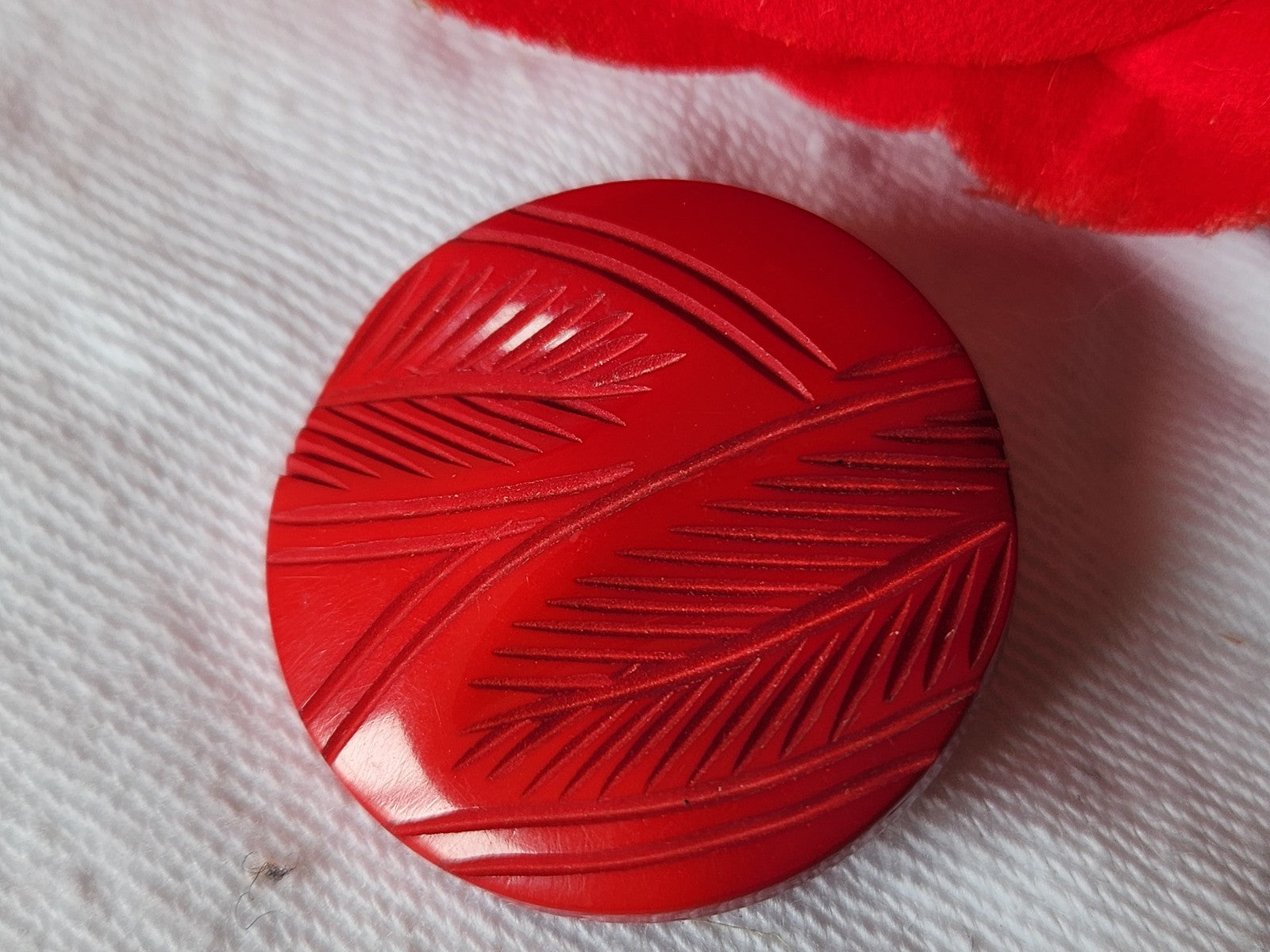 Collection bouton ancien rouge camaieu motif feuillage relief 2,6 cm G12J