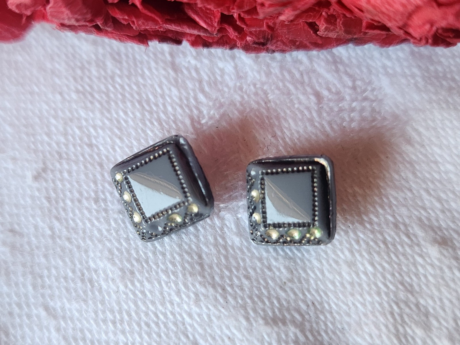 Duo mini boutons anciens en verre gris carré 0,8 cm art deco D11A