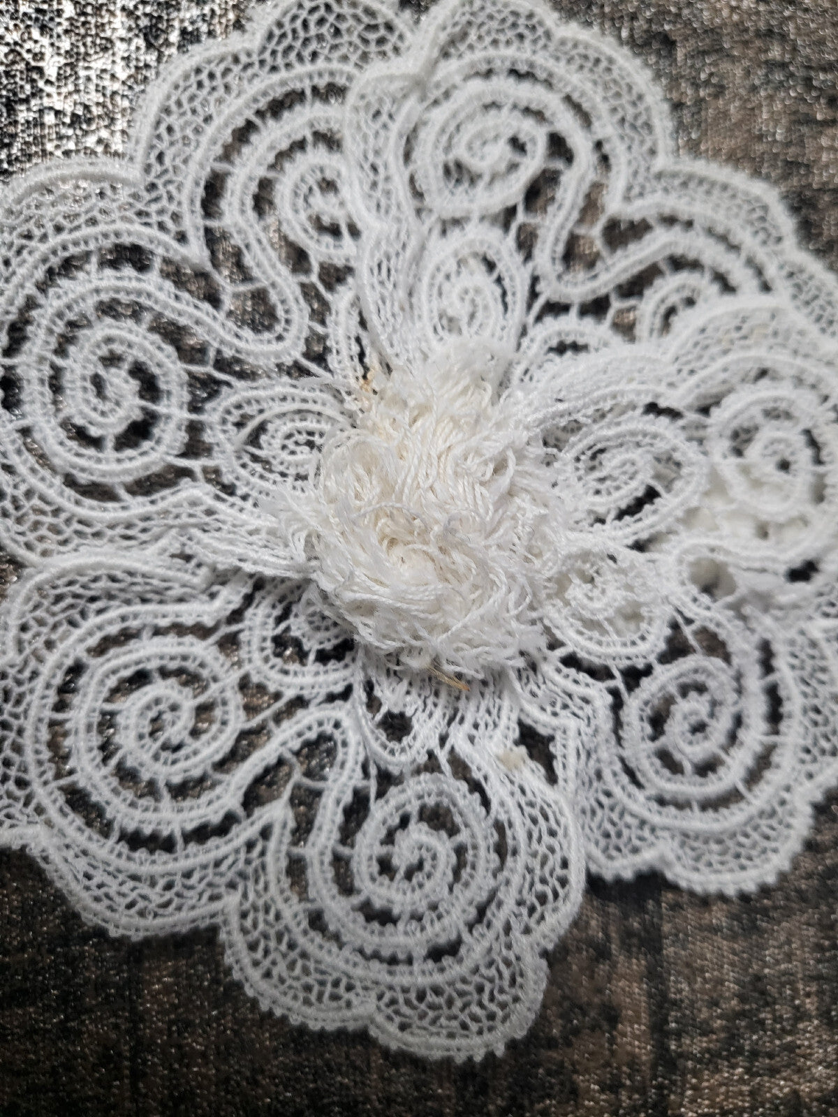 Superbe fleur ancienne en dentelle idéale broche ou application 10 cm T7