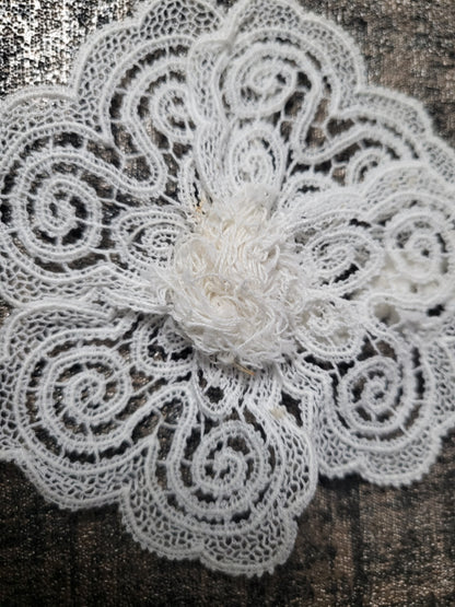 Superbe fleur ancienne en dentelle idéale broche ou application 10 cm T7