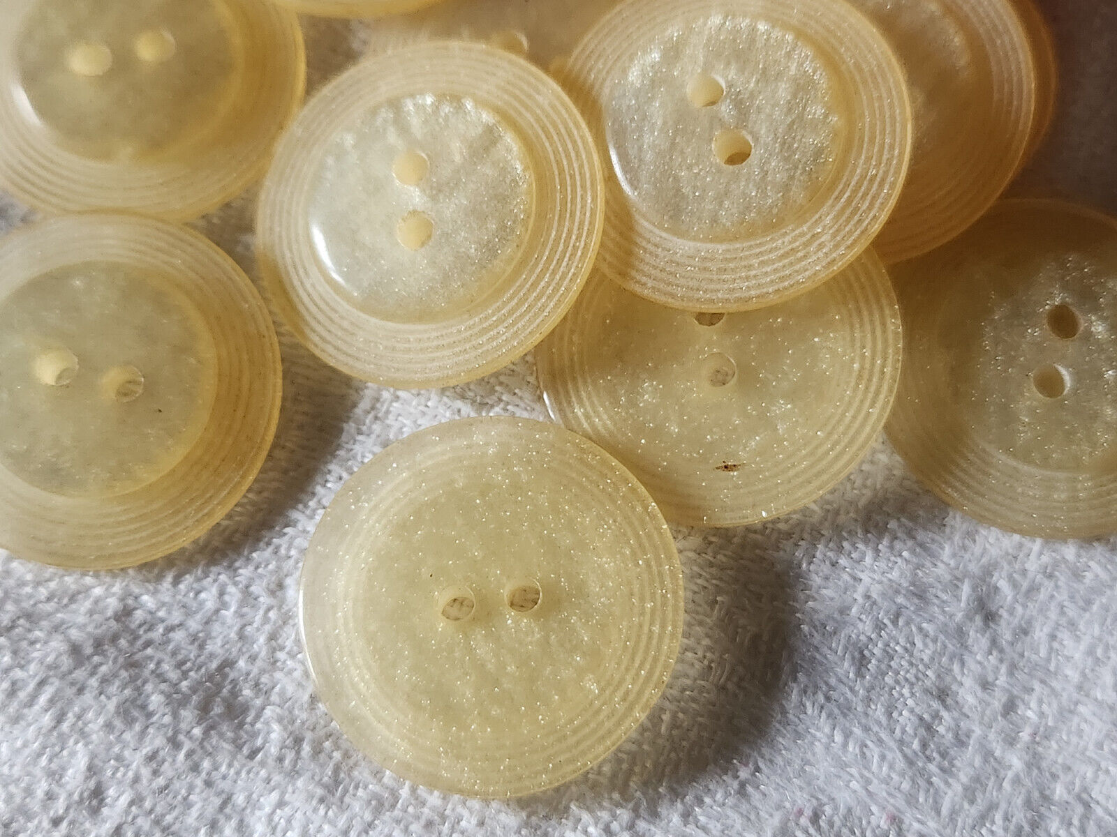 Lot 6 boutons vintage beige scintillant à trous  2,3 cm ref 3177