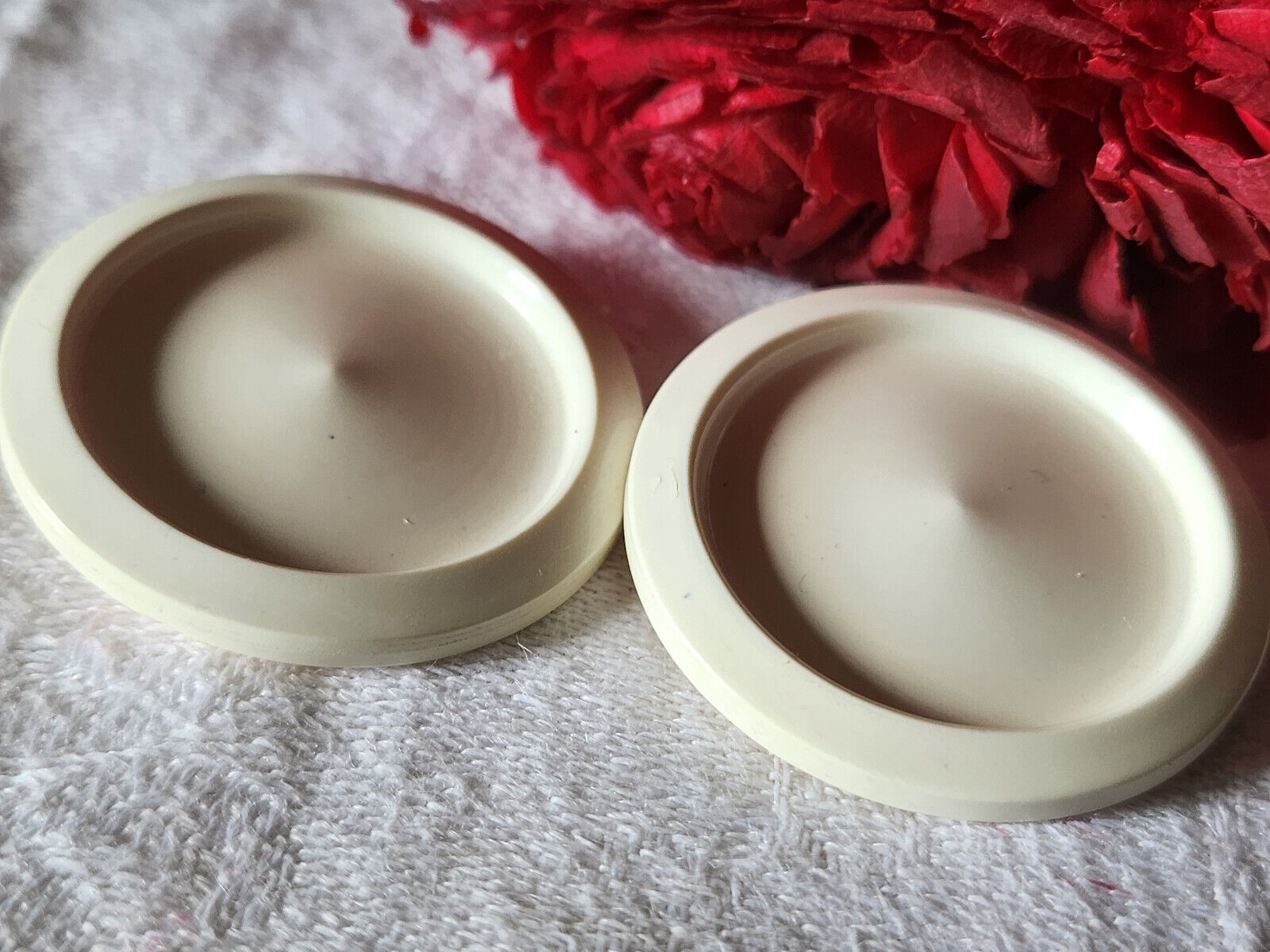 Duo enormes boutons anciens blanc pied métal 3,6 cm ref 5093