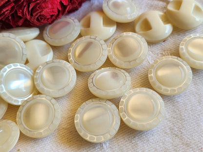 Lot 12  boutons vintage blanc nacré à pied jolis lumineux 1,4 cm ref 726