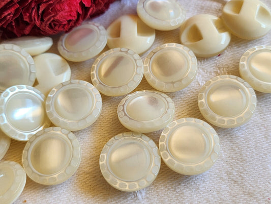 Lot 12  boutons vintage blanc nacré à pied jolis lumineux 1,4 cm ref 726
