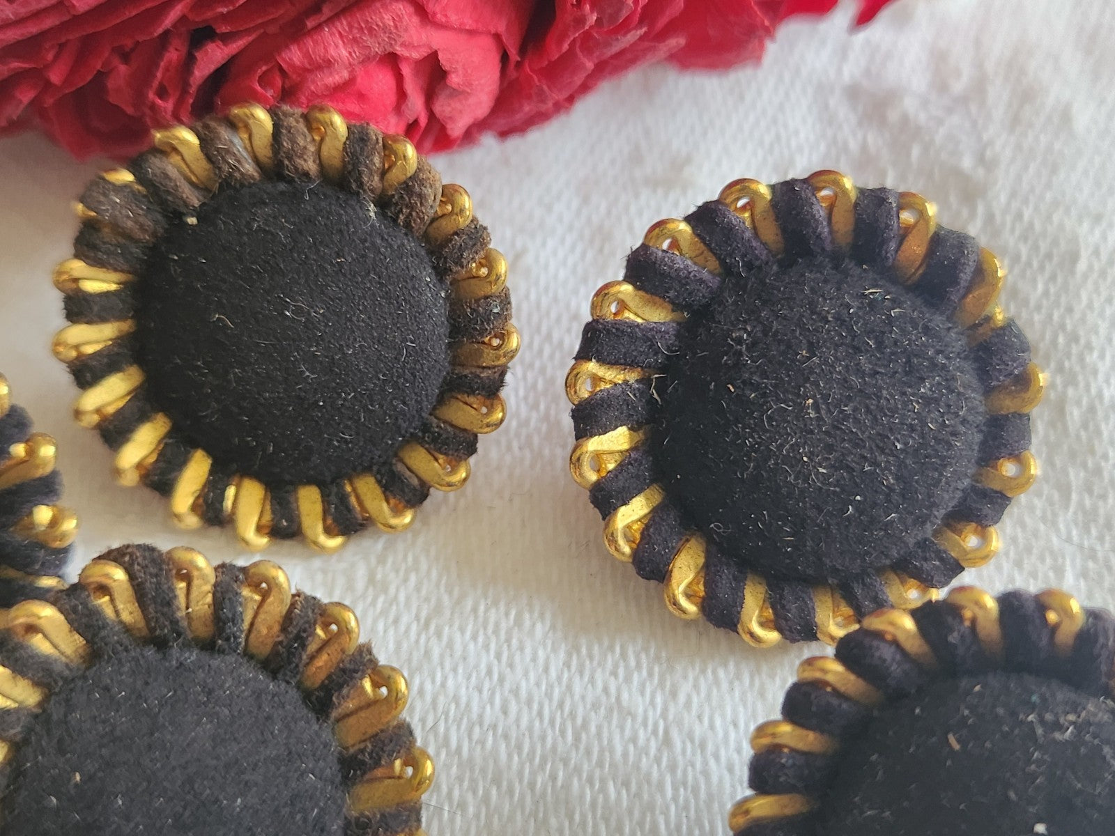 Collection lot 5 boutons ancien en métal ornement parurier 2,3 cm ref 1234