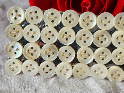 Plaque lot 36 boutons anciens en nacre blanc trous 1 cm corsage mini N°1