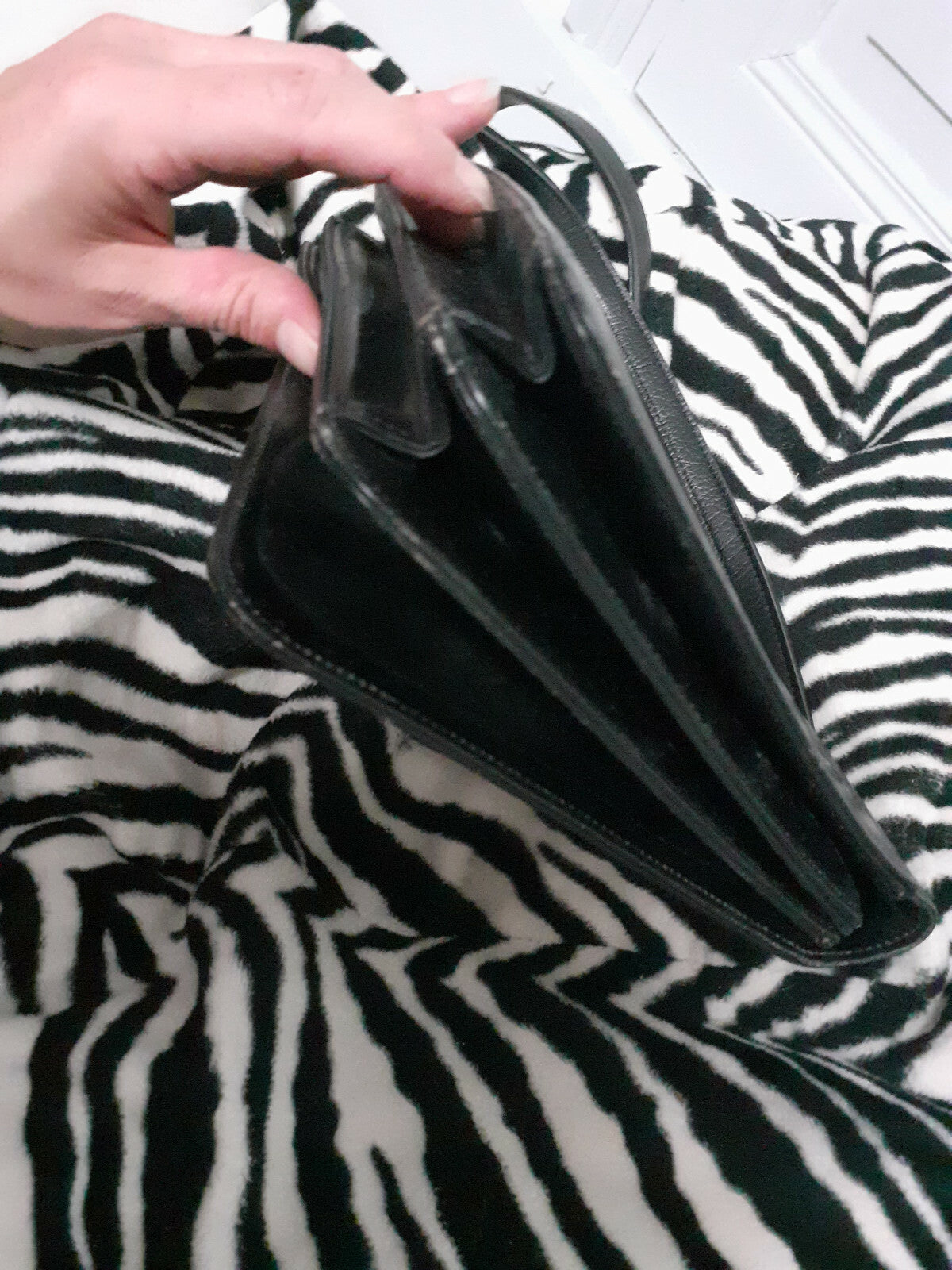 Ancien sac en main noir cuir forme classique