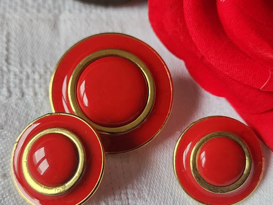 Trio lourd  boutons vintage en métal rouge emaillé  2,2 et 3,1 cm ref 215
