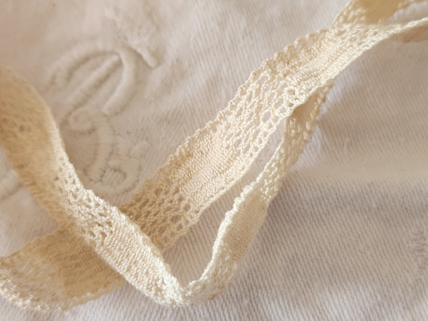 Dentelle ancienne beige 2 mètres 75 sur 1,3 cm fait main T2-5