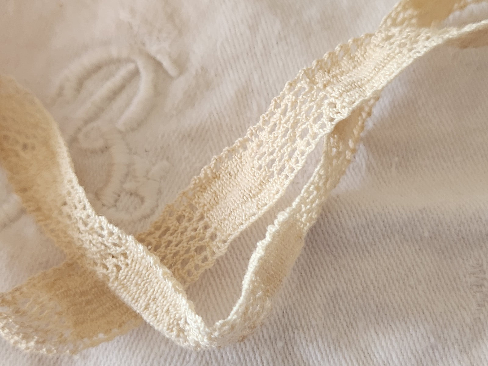 Dentelle ancienne beige 2 mètres 75 sur 1,3 cm fait main T2-5