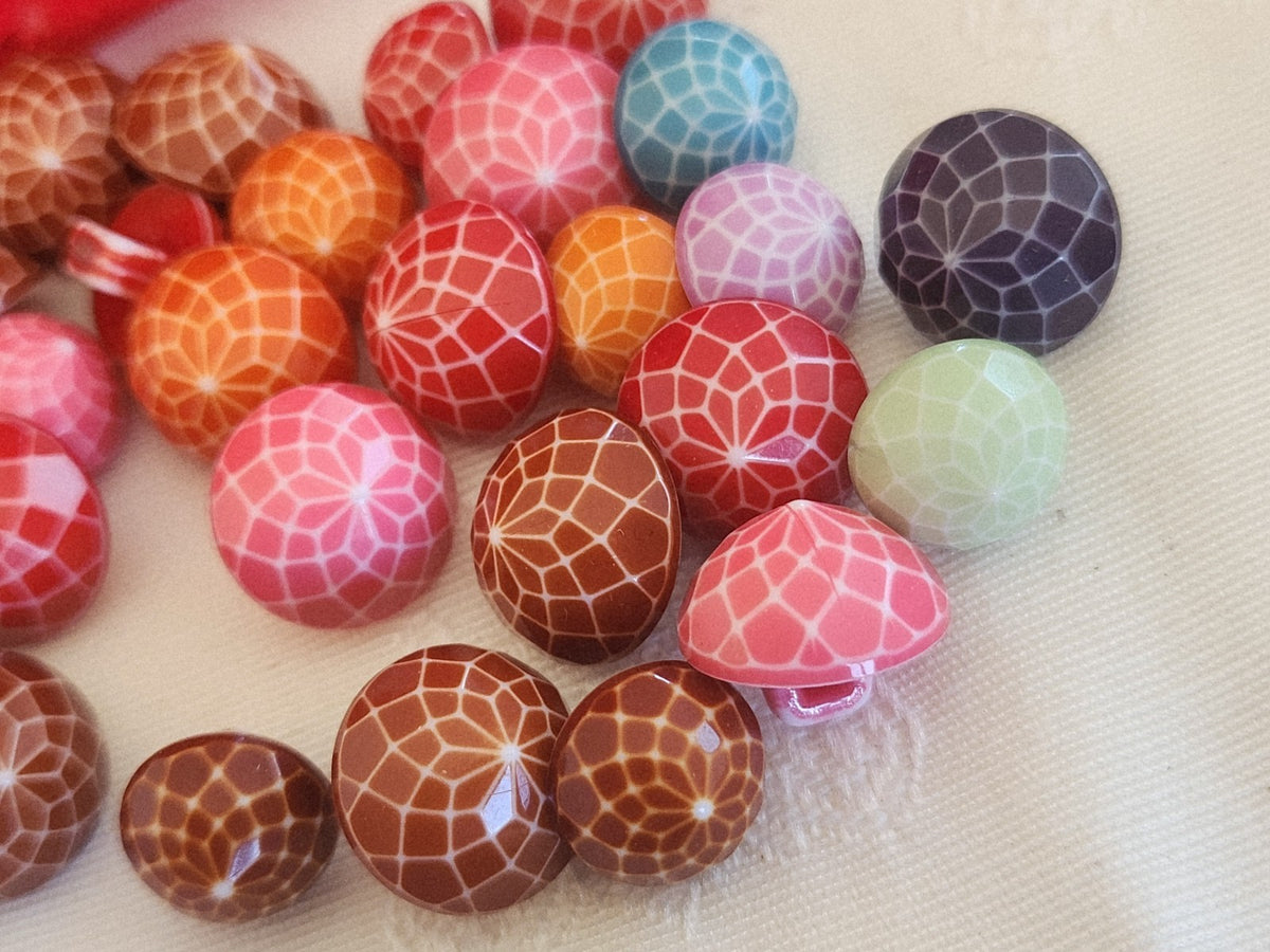 Lot 28 boutons panaché assortiment pied 1,1 à 1,4 cm ref 6295