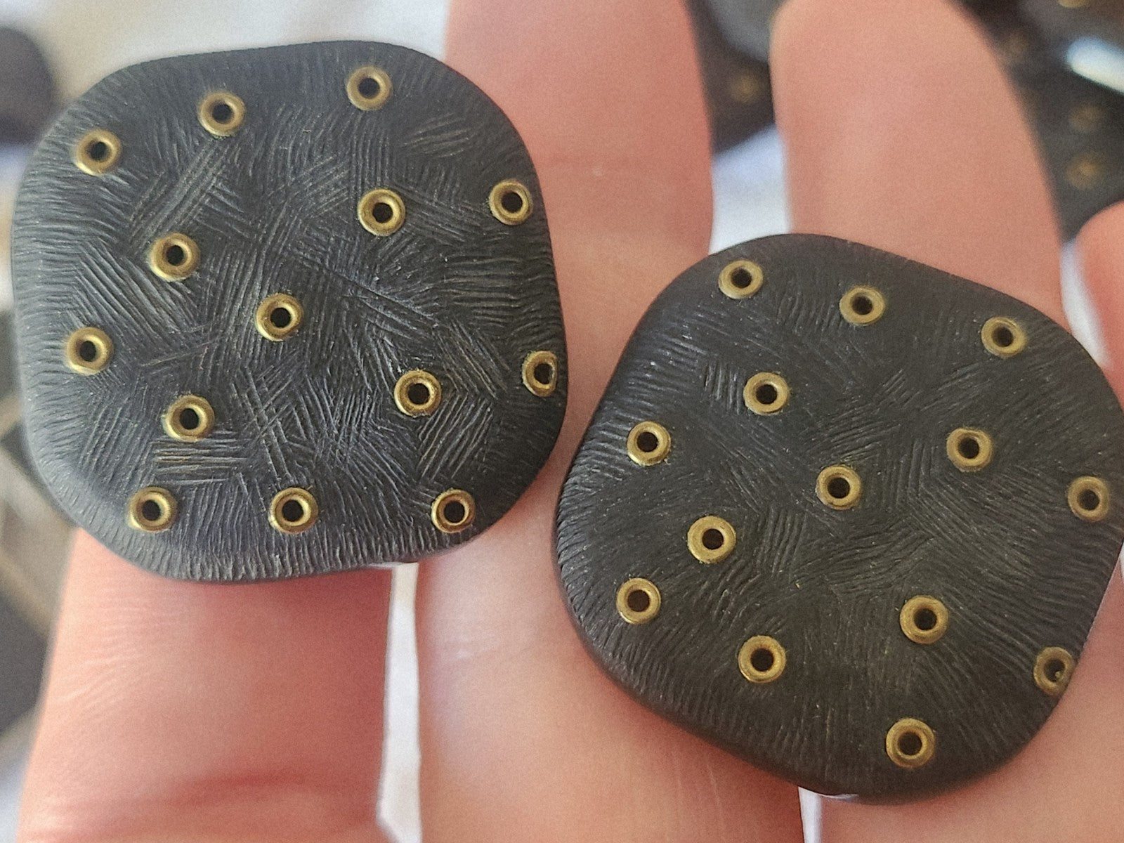 Lot 6 énormes boutons vintage noir mat oeillet pied 3 cm ref 6138 ***