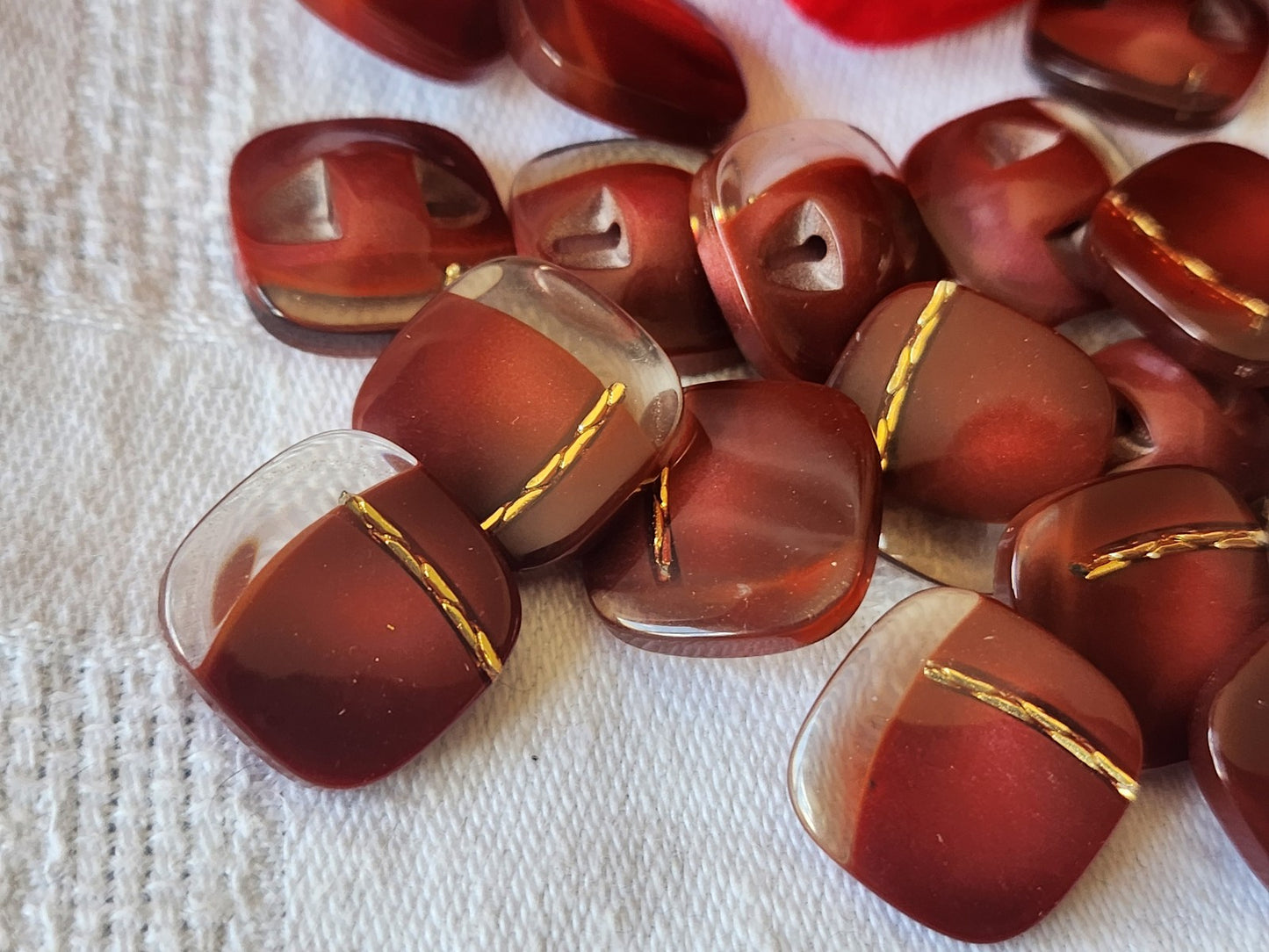 Lot 9 boutons vintage rouge inclusion doré carré 1,5 cm ref 2324
