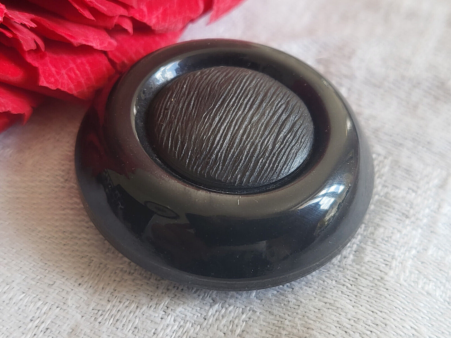 Epais bouton ancien gris  lumineux vintage épais  diamètre: 3,3 cm D10N