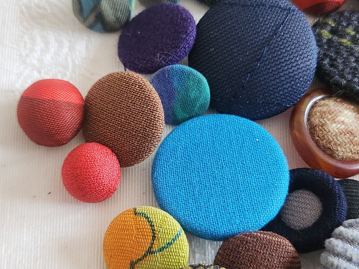 Lot 66 boutons anciens  tissu vintage panaché pied 1 à 2,9 cm ref  6227