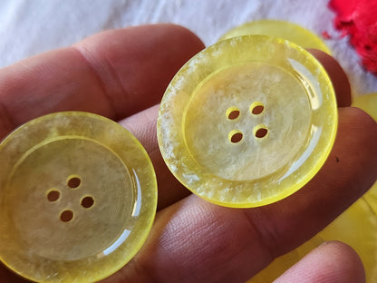 Lot 5 gros  boutons vintage  jaune à trous 3,1 cm ref 5265
