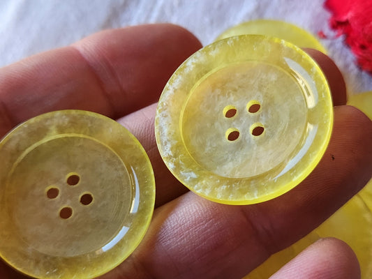 Lot 5 gros  boutons vintage  jaune à trous 3,1 cm ref 5265