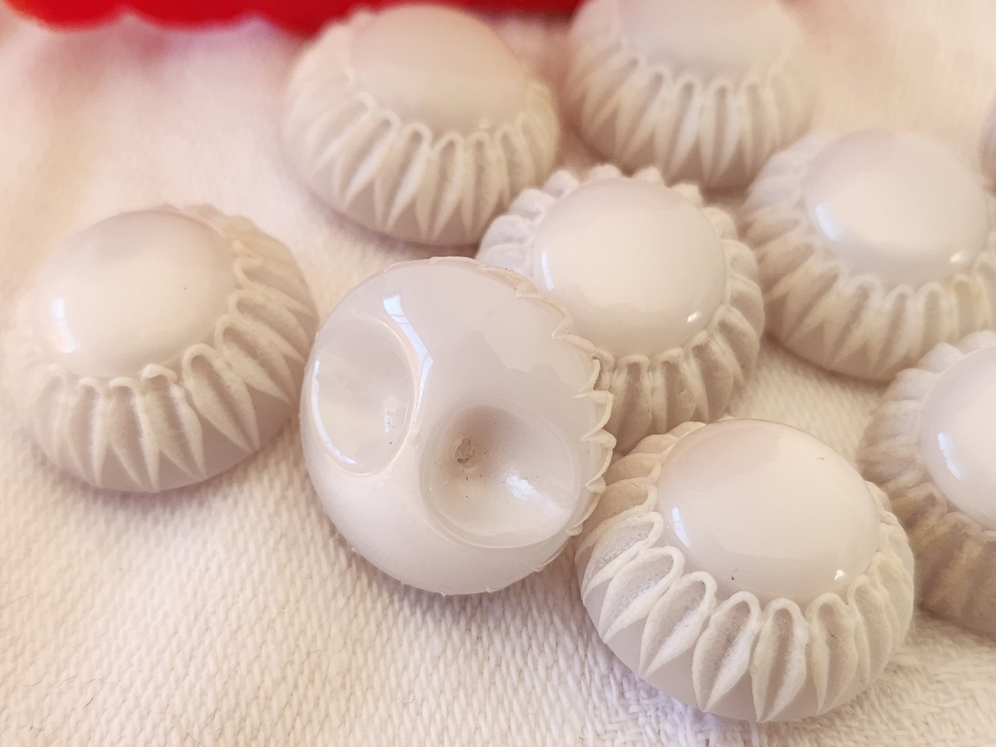 Lot 9 boutons vintage dôme blanc bord texturé  pied 1,7 cm ref 60741