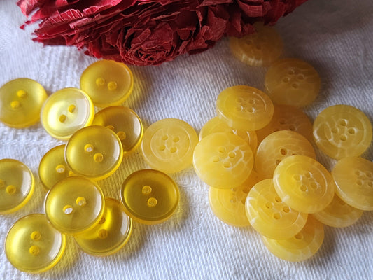 Lot 26 boutons vintage jaune 2  series 1,4 cm trous  ref 5929
