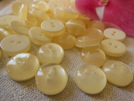 Lot 22 mini boutons vintage crème nacré blanc  lumineux petits 1,1 cm ref 4972