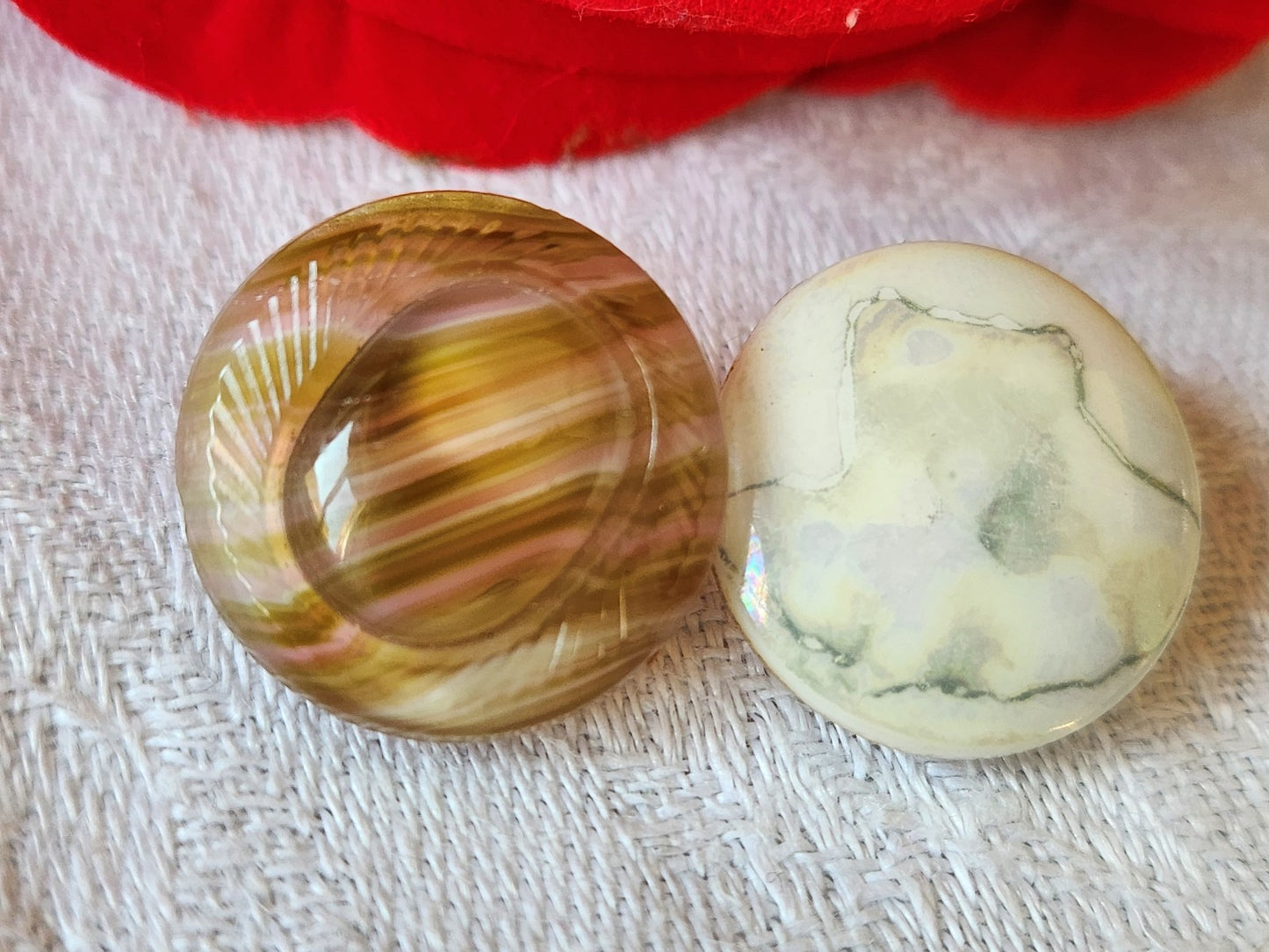 Duo boutons anciens en verre vintage vert  travaillé 1,7 cm D19B