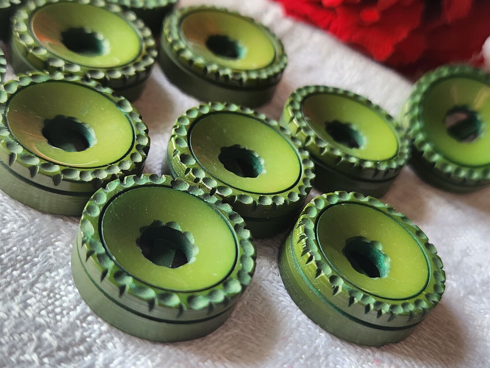 Lot 12 boutons vintage large passants vert bord travaillé trous 1,8 cm ref 1347