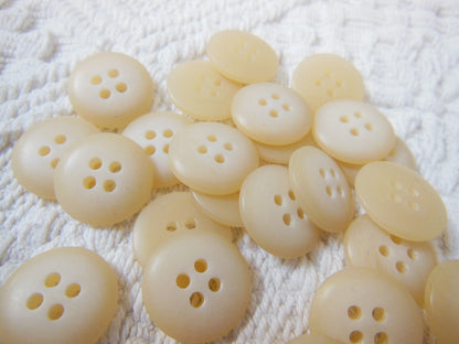 Lot  24 boutons vintage crème beige 4 trous diamètre: 1,5 cm ref 1571