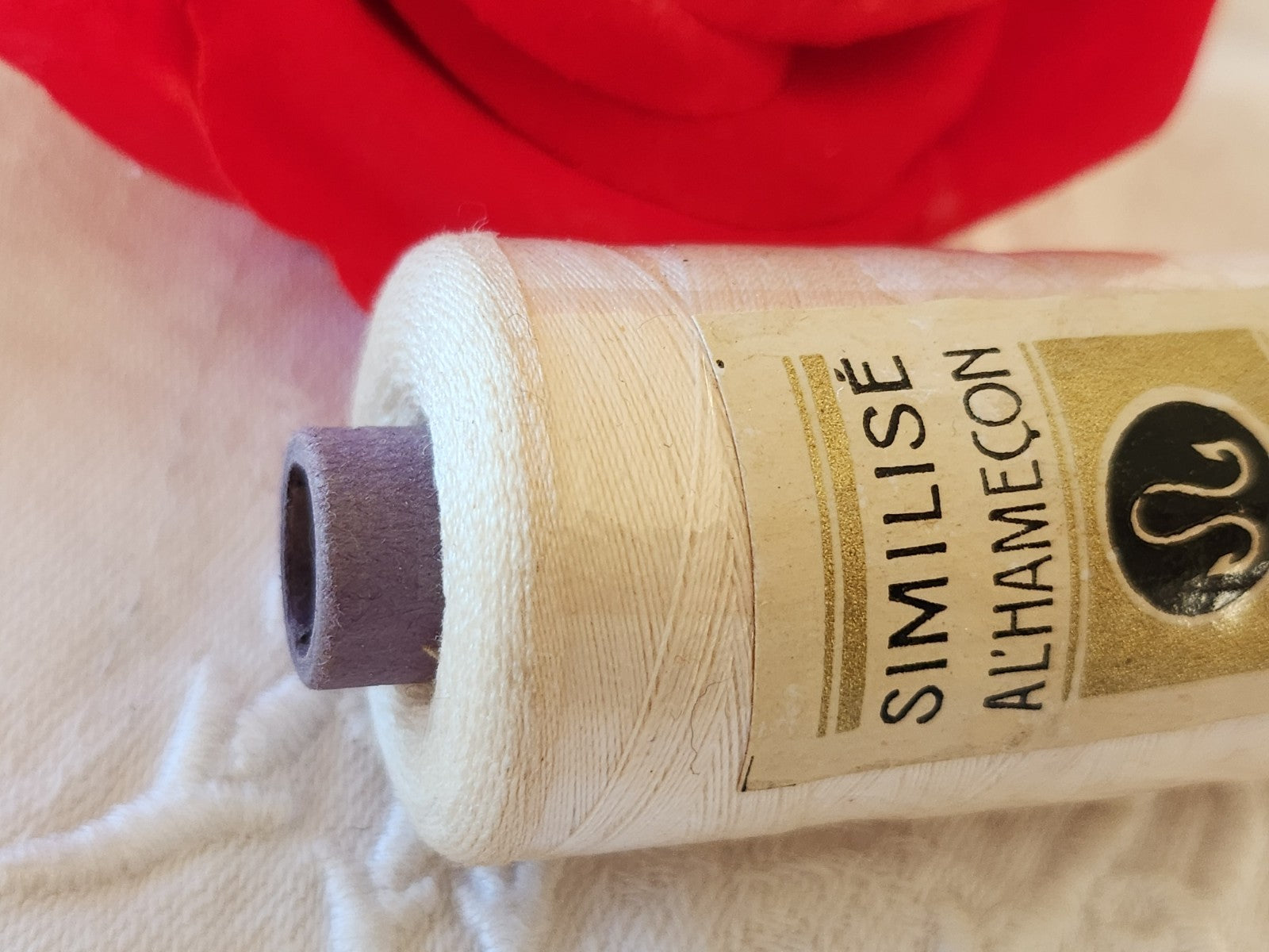 Bobine ancienne blanc  25  grammes couture mercerie ancien similisé a l'hamecon