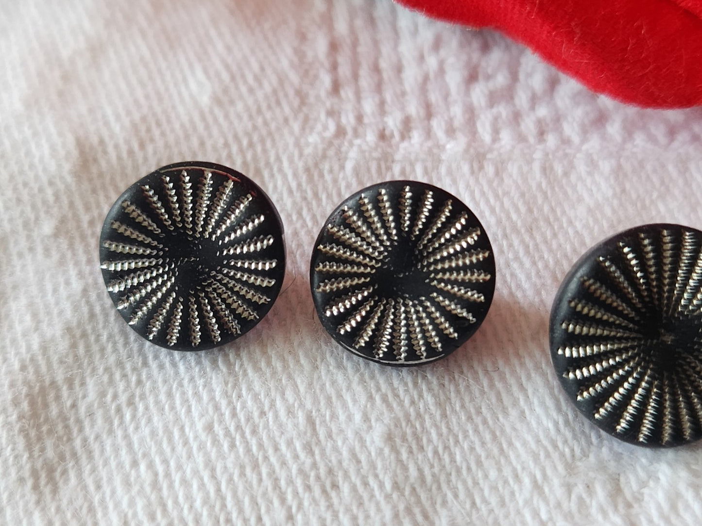 Lot 4  boutons anciens en verre noir argenté vintage 1,1 cm et 1,3 cm G12L