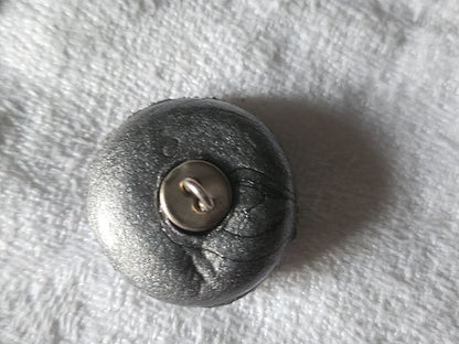 Bouton vintage en résine cœur en cuir gris diamètre  2,2 cm  G18O