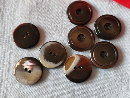 Lot 8  boutons anciens en nacremarron  1,5 cm ref 3030