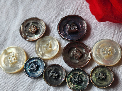 Collection lot 10 boutons ancien en nacre ciselé 1,5 à 2,2 cm ref 3552