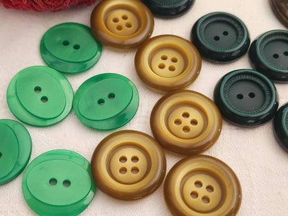 Lot 15 boutons vintage vert  3 series trous 2,1 et 2,2  cm ref 228